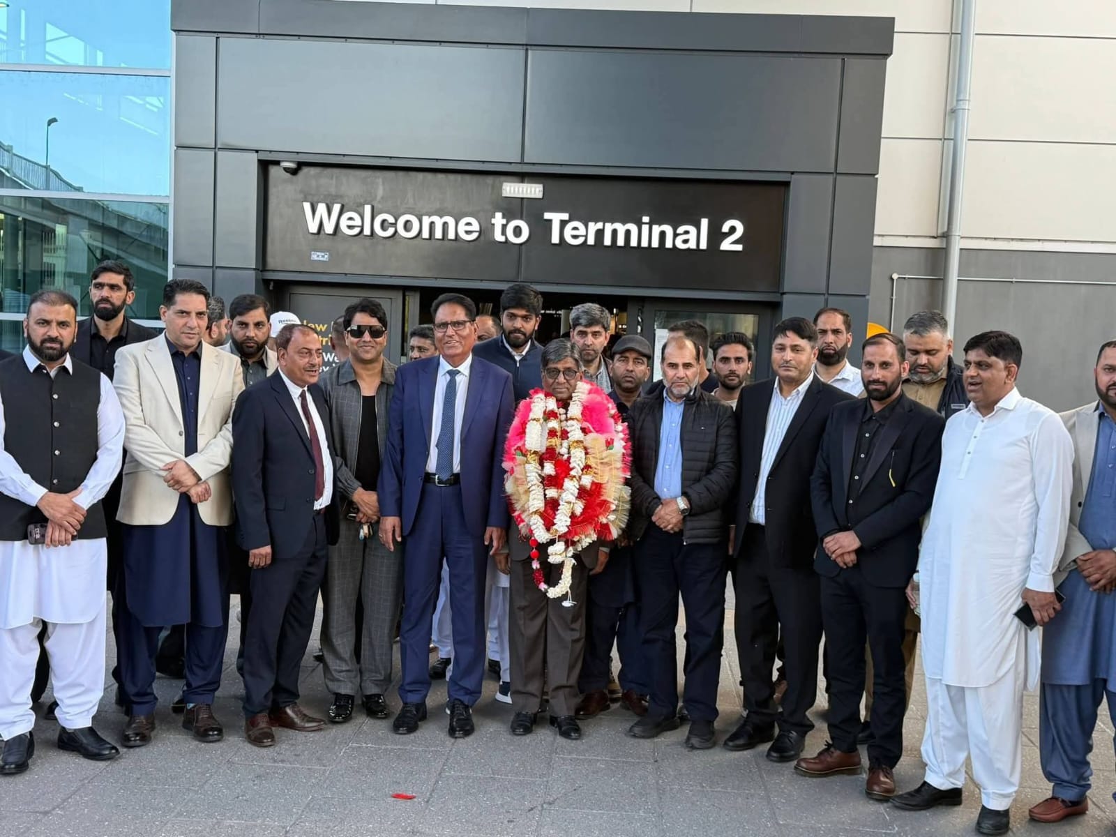 وزیر اطلاعات چوہدری رفیق نئیر مانچسٹر پہنچ گئے، کارکنوں کی بڑی تعداد نے شاندار استقبال کیا